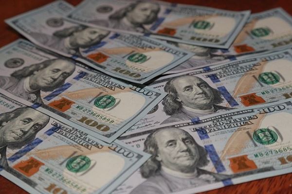 Россиянам посоветовали не продавать доллары после решения ФНБ