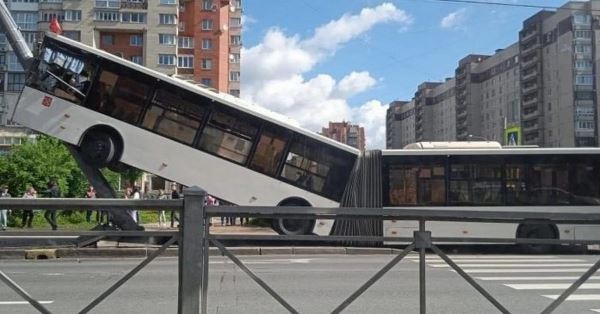 «СОГАЗ» является страховщиком ОСГОП по ДТП с «зависшим» на столбе петербургским автобусом            